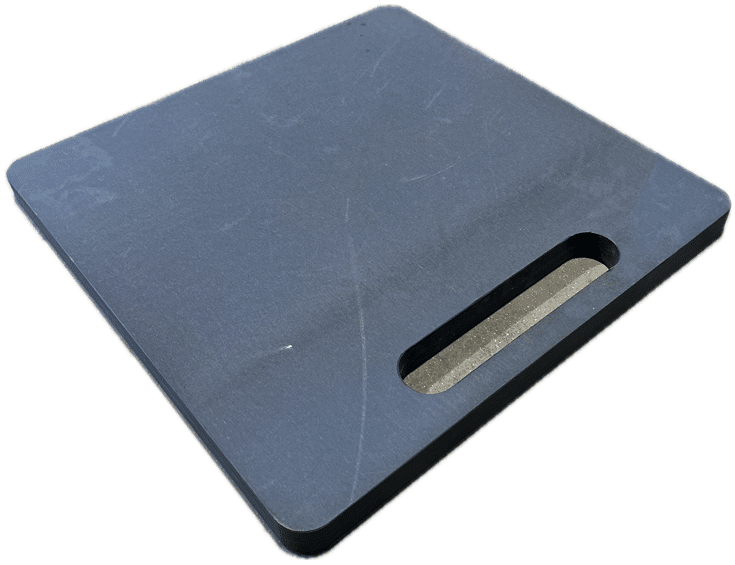 Robust støttebensplate i hardplast med Ø250 mm frest sirkel. Gir trygg støtte på myke og ujevne underlag for maskiner, kraner og lifter.