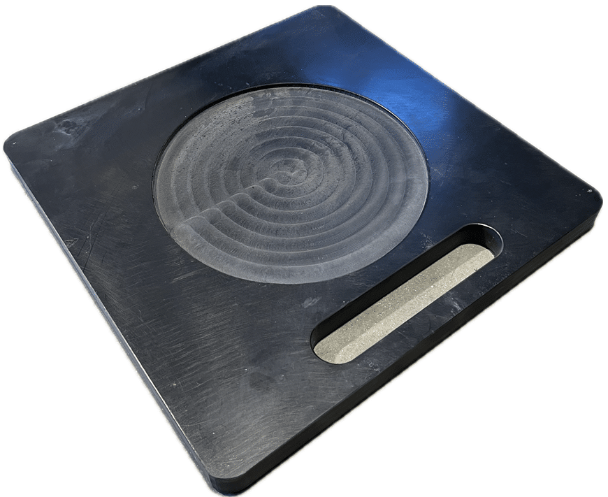 Robust støttebensplate i hardplast med frest sirkel Ø200 mm. Sikrer stabilitet for maskiner, lifter og lastebiler på krevende underlag.
