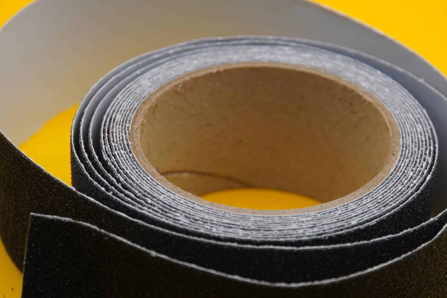 Øk sikkerheten med kraftig anti-skli tape fra TSK Maskin. Effektiv sklisikring for maskiner, kjøretøy og krevende arbeidsområder – se vårt utvalg!