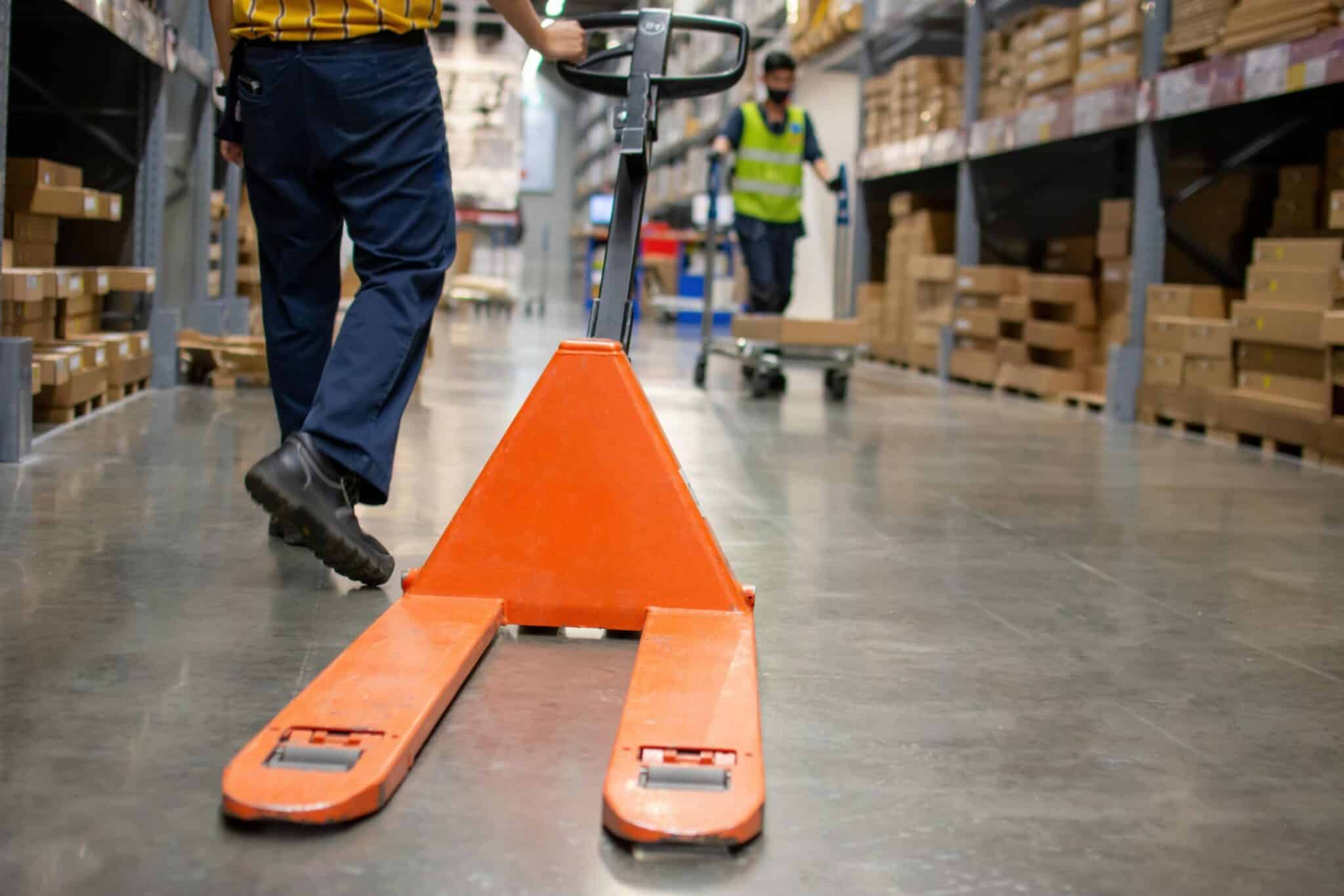 Effektive jekketraller fra TSK Maskin. Høy løftekapasitet, slitesterk kvalitet og skånsom drift på alle underlag – perfekt for lager og industri!